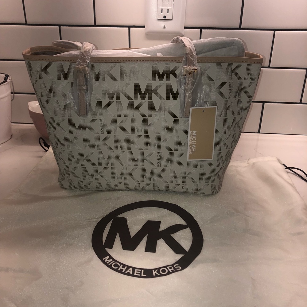 NWT 100% authentic Michael Kors Jet Set Travel